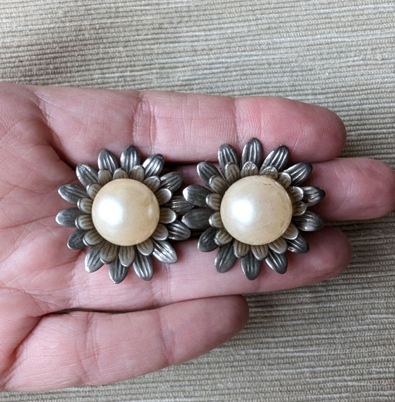 Orecchini a forma di fiore piccolo con Onice Nera e Perle - Vintage