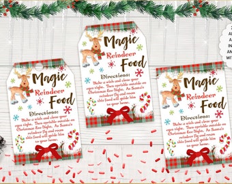 Może przedstawiać: Trzy świąteczne zawieszki na prezenty z napisem "Magic Reindeer Food". Każda zawieszka zawiera ilustrację renifera, płatki śniegu i laski cukrowe. Zawieszki są w czerwoną i zieloną kratę z czerwoną kokardą.