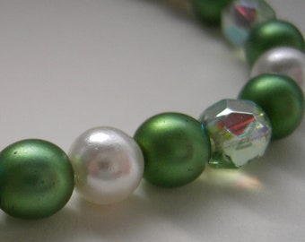 grün-weißes Perlenarmband