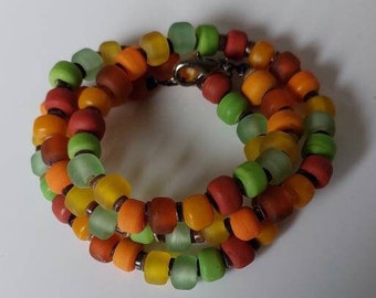 Collana di perline di vetro colorato realizzata con perline di lampada opache.