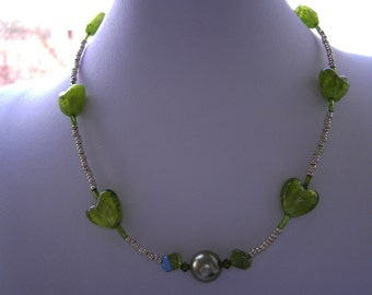 grüne Perlenkette mit Herzen aus Muranoglas mit Silbereinzug