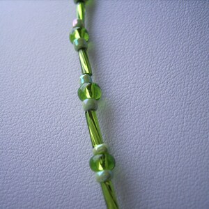 kurze zarte hellgrüne Kette mit funkelnden Kristalldoppelkegeln Bild 4