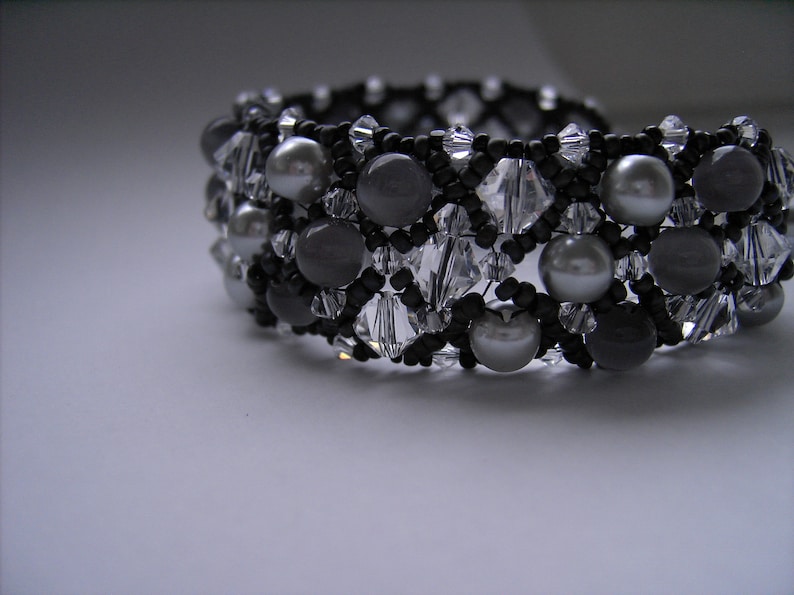 Armband schwarz-silber-grau mit glitzernden Kristalldoppelkegeln aus Österreich Bild 1