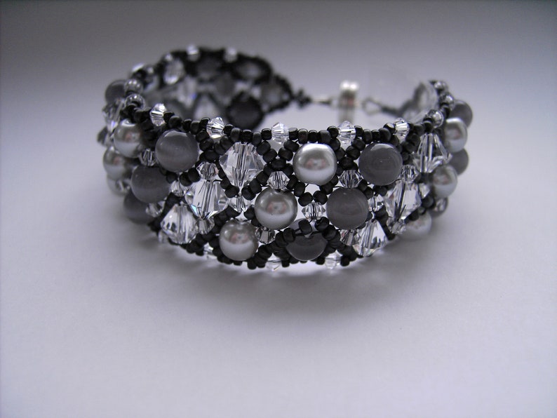 Armband schwarz-silber-grau mit glitzernden Kristalldoppelkegeln aus Österreich Bild 3