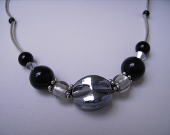 wellenförmige kurze Halskette, schwarz-silberfarbene Statementkette