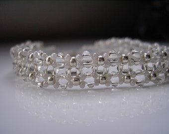 zartes Glasperlenarmband in weiß und silber, Hochzeitsschmuck, Brautschmuck