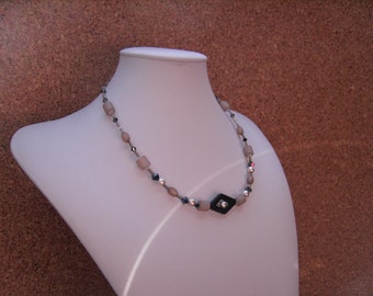 collana corta Polaris/crystal bead, argento, color fumo con chiusura magnetica