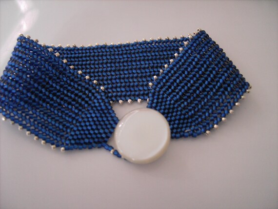 Glasperlenarmband, Peyotearmband blau mit vintage Knopfverschluss, Manschettenarmband