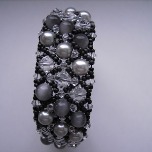 Armband schwarz-silber-grau mit glitzernden Kristalldoppelkegeln aus Österreich Bild 2