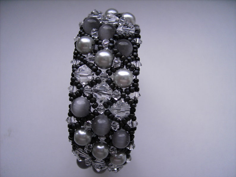 Armband schwarz-silber-grau mit glitzernden Kristalldoppelkegeln aus Österreich Bild 2