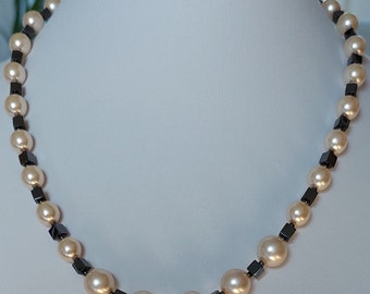 elegante kurze Kette aus Glasperlen und Hämatitwürfeln schwarz/weiß