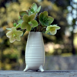 Vase en porcelaine blanche, vase à fleurs trépied, vases pour fleurs, vase de table à manger, petit vase, vase en porcelaine, décoration de table, cadeau d'anniversaire Vase of joy