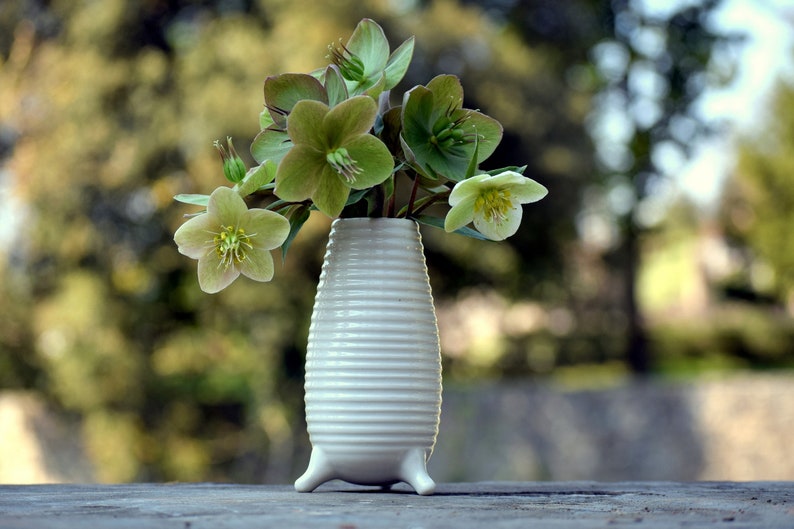 Vase en porcelaine blanche, vase à fleurs trépied, vases pour fleurs, vase de table à manger, petit vase, vase en porcelaine, décoration de table, cadeau d'anniversaire Vase of joy