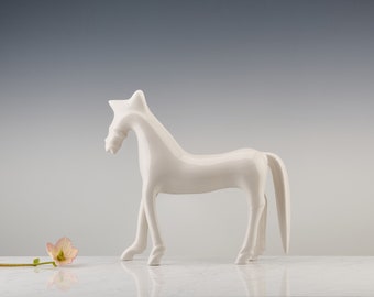 Statuette de cheval en porcelaine, cheval blanc, cadeau pour amateur de chevaux, statuette de bureau élégante, cadeau pour amateur d'équitation, petit cheval de table