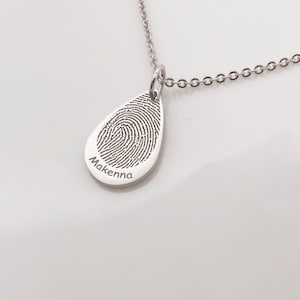 Collier personnalisé en forme de larme avec empreintes digitales par MiaDesignJewels/Collier écriture délicate : bijoux commémoratifs en or 14 carats