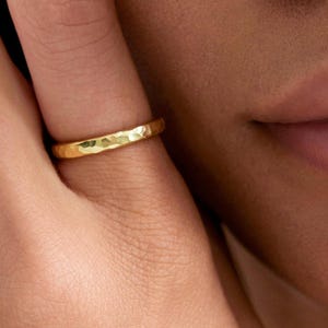 Anello martellato / Anello con scritta personalizzata / Fede nuziale incisa / Gioielli in oro 14k / Regalo di Natale
