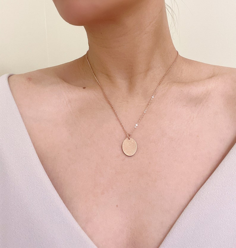 Gepersonaliseerde vingerafdrukketting / 14 kt gold filled geboortebloemsieraden / naamketting bloemen 18mm & both sides