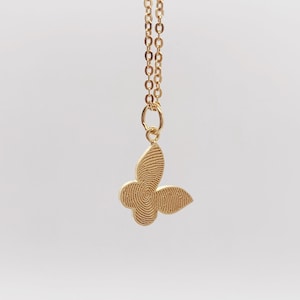 Collar de mariposa con huella dactilar personalizado: dije inicial personalizado, chapado en oro