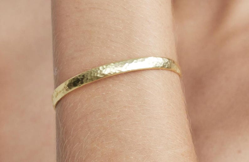 Gehamerde armbanden/aangepast handschrift gegraveerde staafarmband/familienaam armbanden/kerstcadeau Words inside engrave