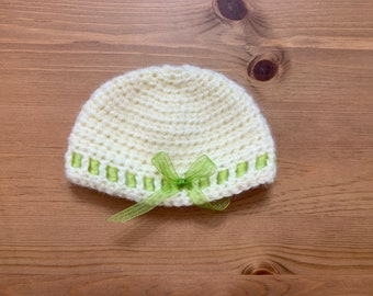 Gender neutral baby hat, cream white with green ribbon, 0 to 3 month beanie, crochet baby hat, baby shower gift