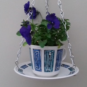 Funky ceramiczny wiszący kosz/doniczka na filiżanki do herbaty do użytku wewnątrz lub na zewnątrz. Wykonany z porcelany Ridgway, filiżanka i spodek, wzór „ondine”.