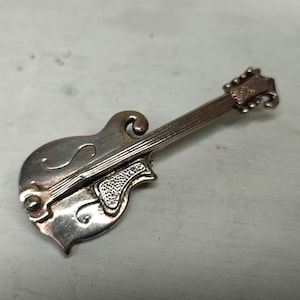 Beautiful Vintage silver tone Brooch in the shape of a Guitar. White metal lapel pin/ badge/Jewellery. Great Gift, with gift bag.