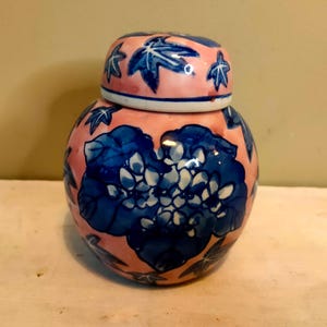 Precioso tarro de jengibre chino vintage de 10 cm con tapa, decorado a mano con motivos florales azules y rosas y hojas de arce. ¡Un regalo encantador!