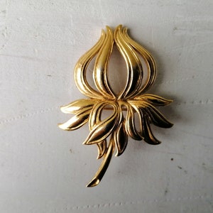 Beautiful Vintage art nouveau style gold tone leaf and flower bud Brooch, Gift for Her, with jewellery bag.