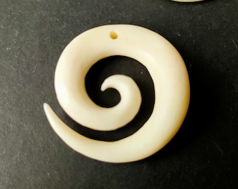 Pingente Koru em forma de espiral de osso de 3,9 cm esculpido à mão. Pingente tradicional de surfista Maori para pulseira ou colar. Perfurado, materiais para joalheria.