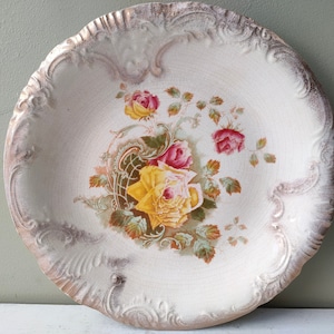 Plato/base antiguo de 24 cm (9 1/2") de E. Bourne & J.E. Leigh Empire Pottery con diseño de rosa "Gloria". Pintado a mano sobre transferencia con un toque dorado.