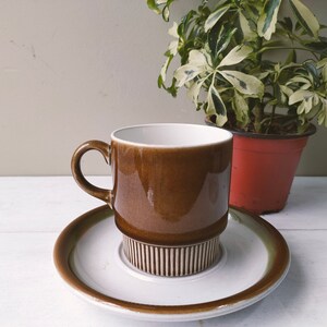 Piękna zabytkowa ceramiczna doniczka na herbatę. Wykonana z Poole Pottery "Compact" Choisya filiżanki do herbaty i spodka Denby Pottery Stoneware. Cudowny prezent!