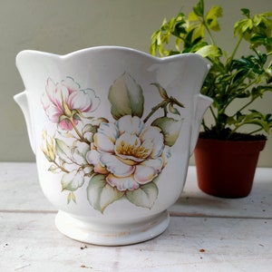 Attractive ceramic planter with floral Magnolia design. Cache pot/jardiniere perfect for house plants. Lovely gift!