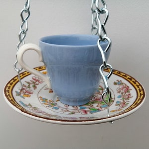 Piękny ceramiczny wiszący kosz/doniczka na herbatę do użytku wewnątrz lub na zewnątrz. Wykonany z małej niebieskiej filiżanki z porcelany i spodka z drzewa Indianina z Waszyngtonu.