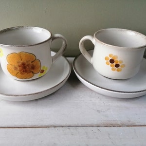 Impresionante par de tazas de té y platillos hechos de Denby Stoneware con un diseño floral &quot;Minstrel&quot; en intensos colores marrón y amarillo.