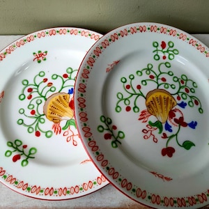 Stunning pair of antique 6 1/2&quot; side/bread plates in Yellow Shell pattern likely Hicks and Meigh. Hand painted Georgian early 19th century.
