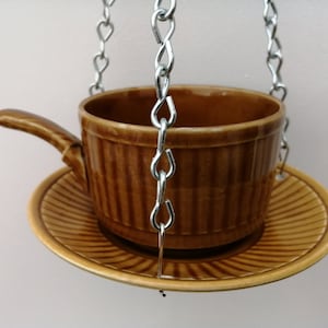 Piękny ceramiczny wiszący kosz/doniczka na filiżanki do herbaty do użytku wewnątrz lub na zewnątrz. Wykonany z filiżanki/miski na zupę i spodka w stylu Tams Pottery z lat 70.