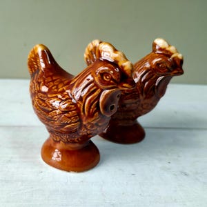 Gorgeous Vintage pottery brown hen salt and pepper pots/Cruet set. Lovely gift for chicken lovers!