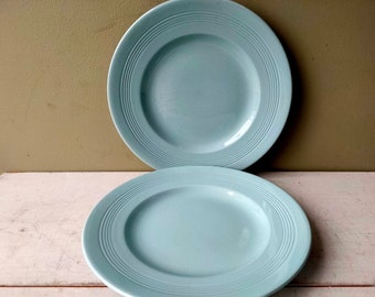 2 assiettes à dessert/salade/accompagnement Woods Ware bleu « Iris » de 7 3/4 po., magnifiques et pratiques. Porcelaine utilitaire rétro bleu classique du milieu du siècle.