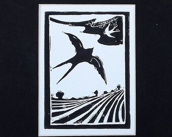 Impressão original em linóleo de 2 andorinhas voando sobre um campo em preto e branco &quot;Harvest Swallows&quot;. Em uma moldura vintage pintada ou sem moldura.