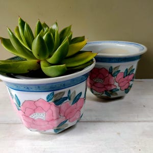 Preciosa jardinera china pequeña con diseño floral oriental de peonías. Maceta/jardinera, pintada a mano con motivos en azul, verde y rosa. ¡Un regalo precioso!