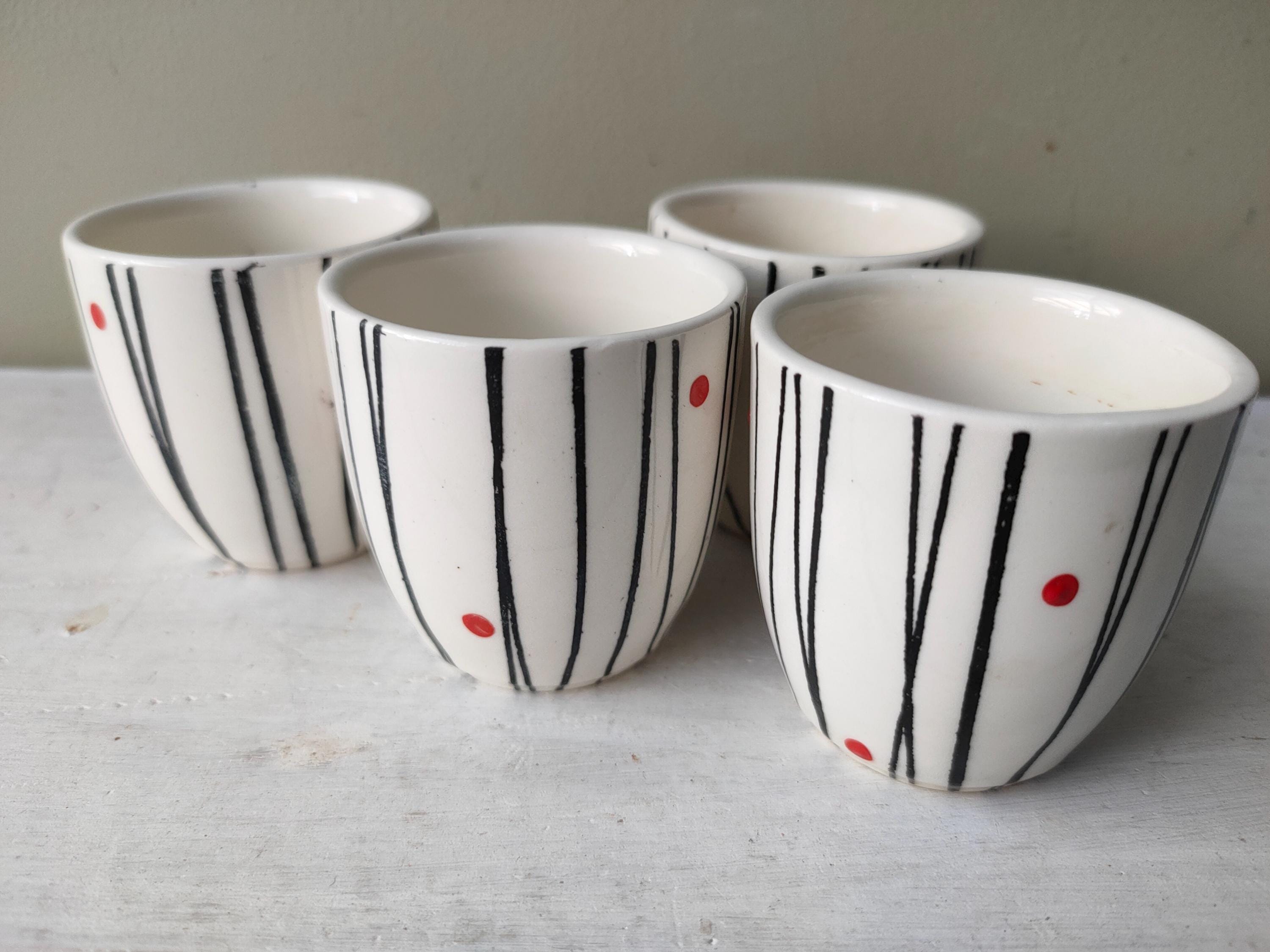 スタイリッシュなカーカムズ製「アトミック」セラミック製エッグカップ