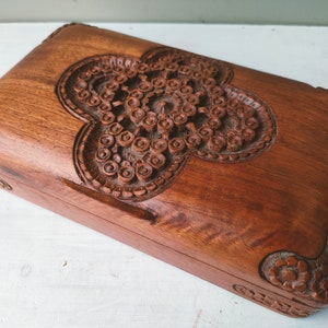 Preciosa caja de madera india tallada a mano. Diseño floral en relieve con margaritas y 2 secciones. Joyero, caja para anillos o baratijas. Precioso regalo.