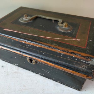 Vintage zwart, brons en goudkleurig metalen geldblik, geldkistje of sleutelkastje met handvat en inzetbakje. Klein decoratief aandenkendoosje. Prachtig cadeau