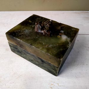 Schöne chinesische handgeschnitzte Stein Schmuckschatulle mit Foo Hund Griff. Beschnitzter und polierter natürlicher grüner Stein Jade / Onyx. Schönes Geschenk.