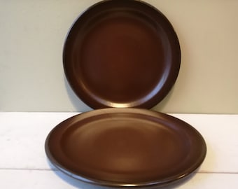 ハンリーの Dudson Brothers による、クールなビンテージ 8 インチ サラダ/デザート/スターター プレート 2 枚。耐久性に優れたブラウンのガラス質ストーンウェア。素敵なギフトです。