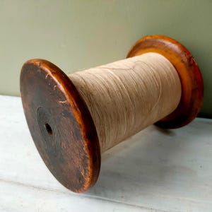 Antike große 13,5 cm große antike Holzmühle Holzspule. Vintage Textile Loom Werkzeug, industrielles Weben Dekor. Schönes Geschenk!