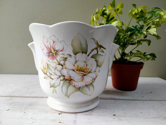 Attractive ceramic planter with floral Magnolia design. Cache pot/jardiniere perfect for house plants. Lovely gift!