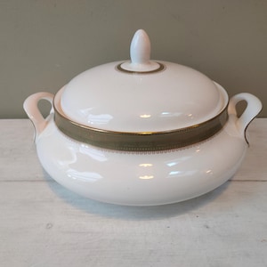 Lovely vintage large tureen, serving or vegetable dish with lid by Royal Doulton in Belvedere H5001 pattern. Replacement item, Lovely gift!