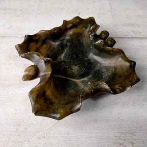 Lovely Chinese hand-carved stone brush washer tray. Carved and polished natural green stone, perfect soap dish. Lovely gift.