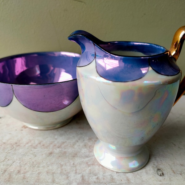 Vacker sockerskål och gräddkanna/mjölkkanna från Phoenix China Checko Slovakia i lila, elfenben och guld. Vintage art déco-glansgods. Härlig present.